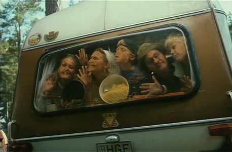 Nina Almlöf, Peter Haber, Andreas Hoffer, Carina Lidbom, and Gabriel Odenhammar in Sunes sommar (1993)