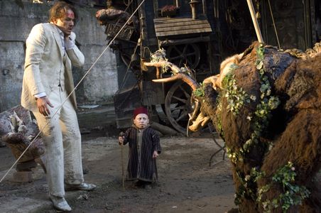 Heath Ledger and Verne Troyer in The Imaginarium of Doctor Parnassus (2009)