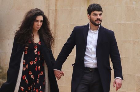 Akin Akinözü and Ebru Sahin in Hercai: 6.Bölüm (2019)