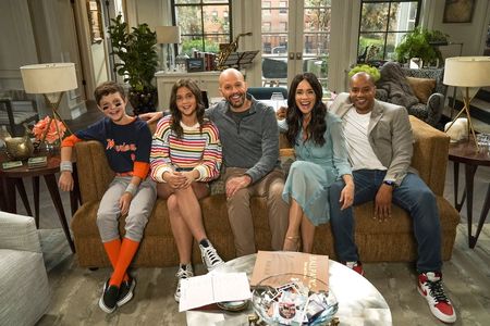 Jon Cryer, Donald Faison, Abigail Spencer, Sofia Capanna, and Finn Sweeney in Extended Family (2023)