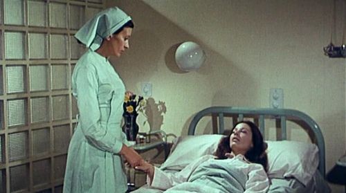 María Elena Arpón and Susan Taff in El jorobado de la Morgue (1973)