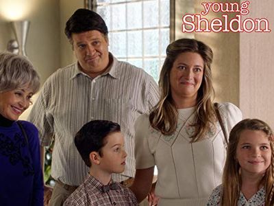 Annie Potts, Lance Barber, Zoe Perry, Raegan Revord, and Iain Armitage in Young Sheldon (2017)