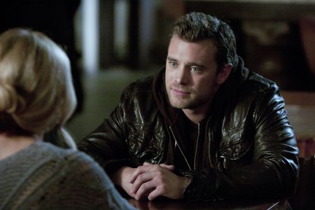 Sarah Michelle Gellar and Billy Miller in Ringer (2011)