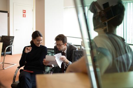 Jérémie Sein, Liz Kingsman, and Xavier Lacaille in Parlement (2020)