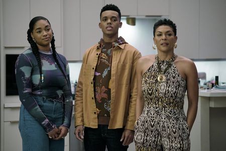 April Parker Jones, Jabari Banks, and Simone Joy Jones in Bel-Air (2022)