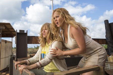 Goldie Hawn and Amy Schumer in Snatched (2017)