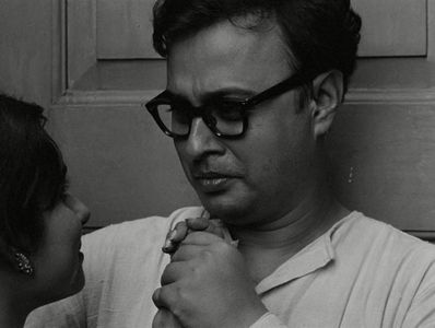 Anil Chatterjee and Madhavi Mukherjee in The Big City (1963)