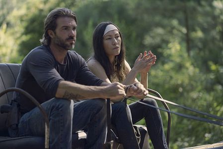 Matt Mangum and Eleanor Matsuura in The Walking dead