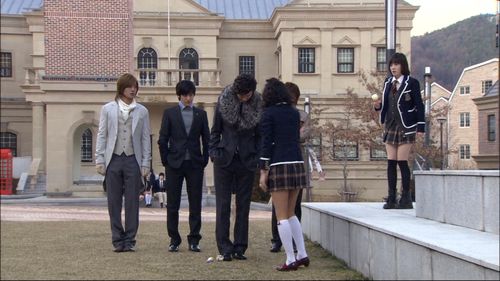 Kim Joon, Lee Si-young, Kim Hyun-joong, Lee Min-Ho, Ku Hye-Sun, and Kim Bum in Boys Over Flowers (2009)