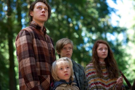 George MacKay, Samantha Isler, Nicholas Hamilton, and Charlie Shotwell in Captain Fantastic (2016)