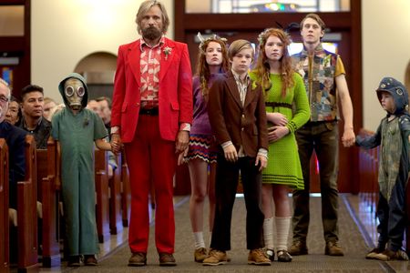 Viggo Mortensen, George MacKay, Annalise Basso, Samantha Isler, Shree Crooks, Nicholas Hamilton, and Charlie Shotwell in