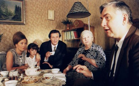 Miroslav Donutil, Silvie Koblízková, Bolek Polívka, Simona Stasová, and Stella Zázvorková in Cosy Dens (1999)