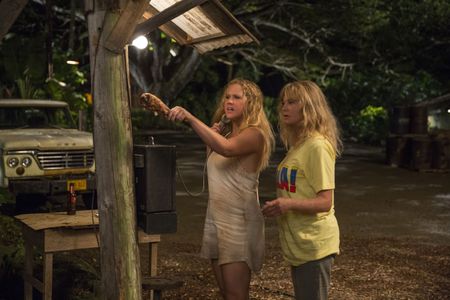 Goldie Hawn and Amy Schumer in Snatched (2017)