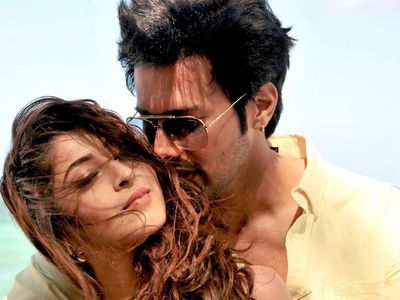 Rajneesh Duggal and Sonarika Bhadoria in Saansein: The Last Breath (2016)