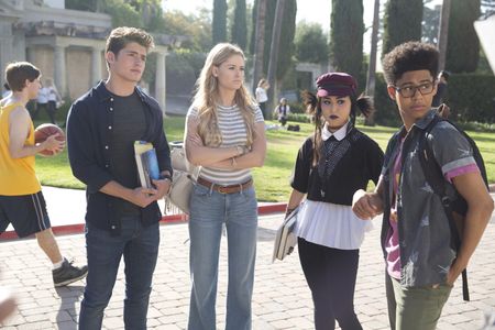 Gregg Sulkin, Lyrica Okano, Virginia Gardner, and Rhenzy Feliz in Runaways (2017)