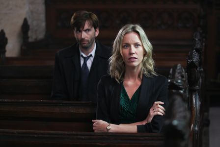 David Tennant and Simone McAullay in Broadchurch (2013)