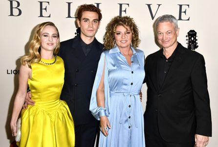 Gary Sinise, Shania Twain, Britt Robertson, and K.J. Apa at an event for I Still Believe (2020)