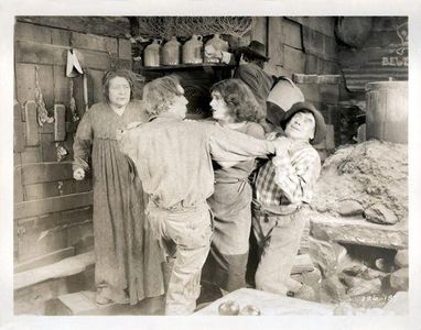 Edward Connelly, Sam De Grasse, Lucille La Verne, and Pauline Starke in Sun-Up (1925)