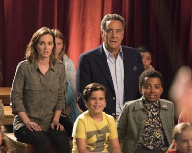 Brad Garrett, Leighton Meester, Devin Trey Campbell, and Tyler Wladis in Single Parents (2018)