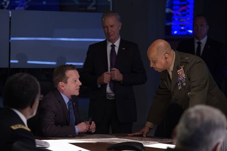 Kiefer Sutherland, Geoff Pierson, and Ruben Santiago-Hudson in Designated Survivor (2016)