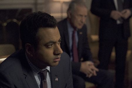 Kal Penn and Geoff Pierson in Designated Survivor (2016)