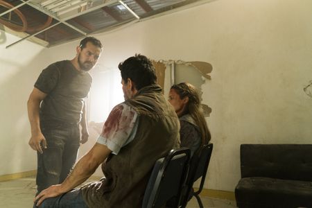 Alfredo Herrera, Alejandro Edda, and Denitza García in Fear the Walking Dead (2015)