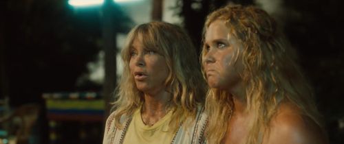 Goldie Hawn and Amy Schumer in Snatched (2017)