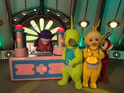 Pui Fan Lee, Mark Heenehan, Simon Shelton, John Simmit, Nikky Smedley, and Dave Thompson in Teletubbies (1997)