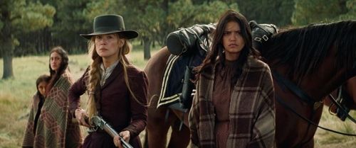 Q'orianka Kilcher, Rosamund Pike, Tanaya Beatty, and Xavier Horsechief in Hostiles (2017)