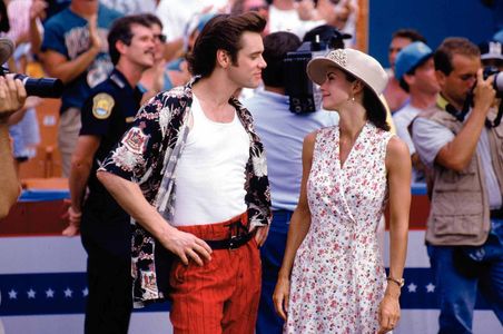 Jim Carrey, Courteney Cox, and Chaz Mena in Ace Ventura: Pet Detective (1994)