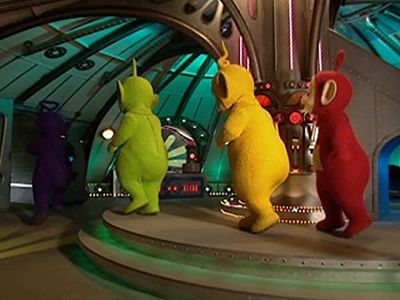 Pui Fan Lee, Mark Heenehan, Simon Shelton, John Simmit, Nikky Smedley, and Dave Thompson in Teletubbies (1997)