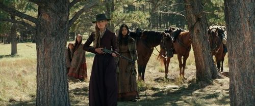 Q'orianka Kilcher, Rosamund Pike, Tanaya Beatty, and Xavier Horsechief in Hostiles (2017)