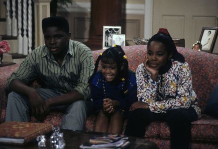 Jaimee Foxworth, Darius McCrary, and Kellie Shanygne Williams in Family Matters (1989)