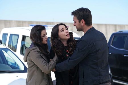 Öykü Gürman, Ulas Tuna Astepe, and Irem Helvacioglu in Sen Anlat Karadeniz: 51. Bolum (2019)