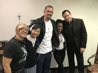 between takes on the set of Shameless with Steve Howey, Shanola Hampton, Bob Saget & director Allison Liddi-Brown