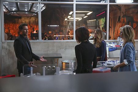 Helen Slater, Peter Facinelli, Chyler Leigh, and Melissa Benoist in Supergirl (2015)