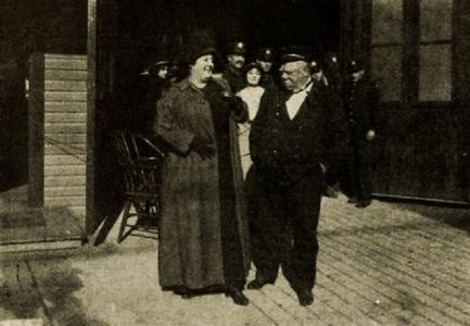 John Bunny, Jack Harvey, Richard Leslie, Ethel Lloyd, Kate Price, William Shea, and Cortland Van Deusen in The Old Fire 