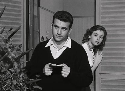 Maurizio Arena and Lorella De Luca in Belle ma povere (1957)