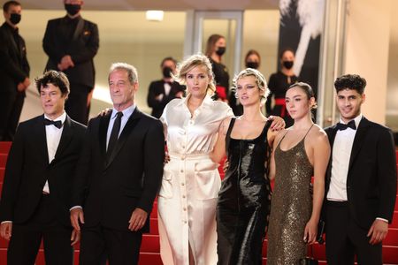 Vincent Lindon, Jean-Christophe Reymond, Andreas Rentz, Garance Marillier, Julia Ducournau, and Agathe Rousselle at an e