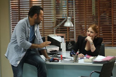 Ali Sunal and Naz Elmas in Güzel Çirkin (2013)