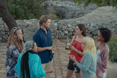 Tadhg Murphy, Alison Oliver, Jemima Kirke, Joe Alwyn, Sasha Lane, and Sallay Garnett in Conversations with Friends (2022