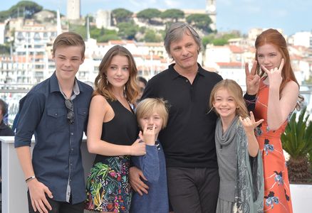 Viggo Mortensen, Annalise Basso, Samantha Isler, Shree Crooks, Nicholas Hamilton, and Charlie Shotwell at an event for C