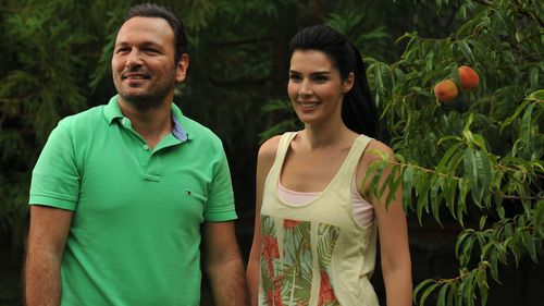 Ali Sunal and Hatice Sendil in Hayat Öpücügü (2015)