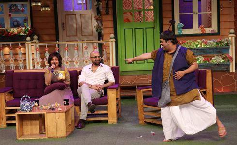 Sunidhi Chauhan, Hitesh Sonik, and Kiku Sharda in The Kapil Sharma Show (2016)