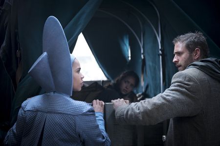 Oliver Jackson-Cohen, Roxy Sternberg, and Adria Arjona in Emerald City (2016)