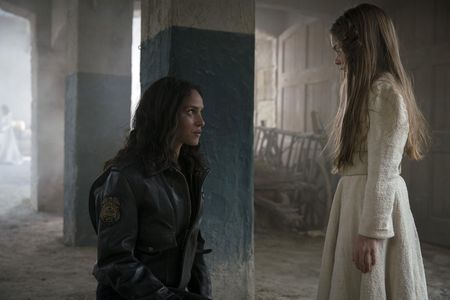 Adria Arjona and Rebeka Rea in Emerald City (2016)