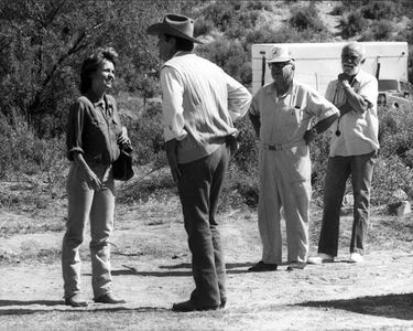 Sally Field, James Garner, William A. Fraker, and Martin Ritt in Murphy's Romance (1985)