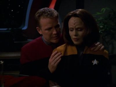 Robert Duncan McNeill and Roxann Dawson in Star Trek: Voyager (1995)