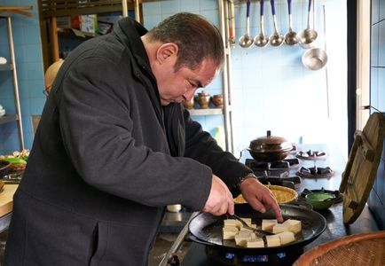 Emeril Lagasse in Eat the World with Emeril Lagasse (2016)