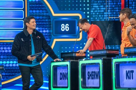 Dingdong Dantes, Dino Guevarra, Sherwin Ordoñez, and Kit Sherwin Cruz in Family Feud Philippines (2022)